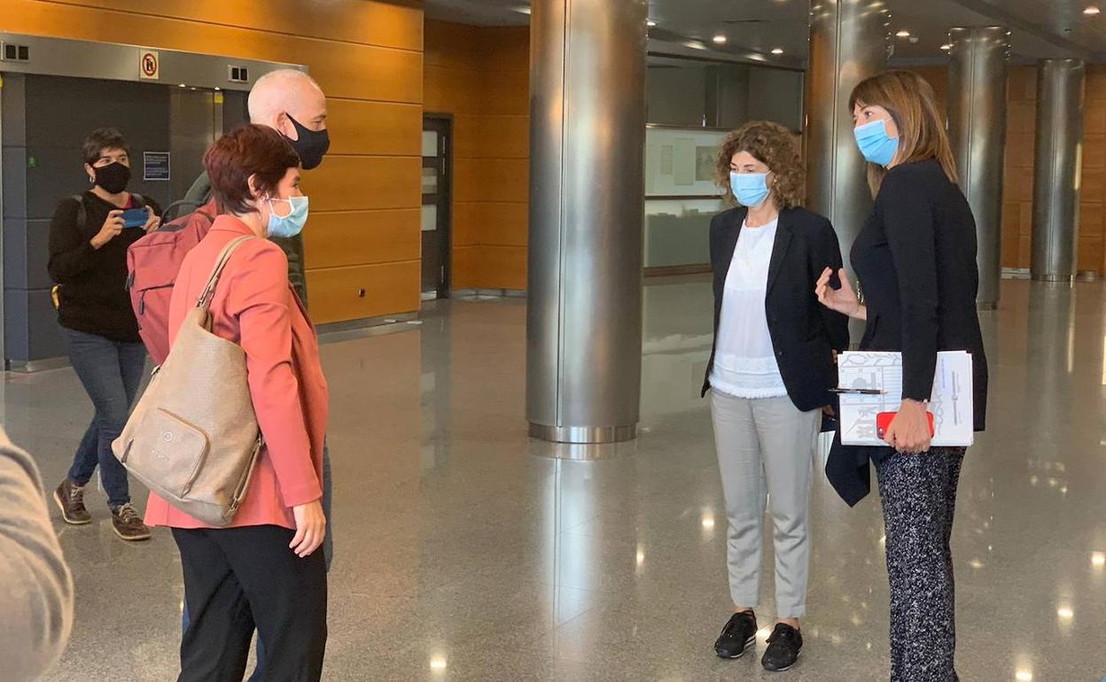 Idoia Mendia, antes de comenzar la reunión con ELA este lunes. 