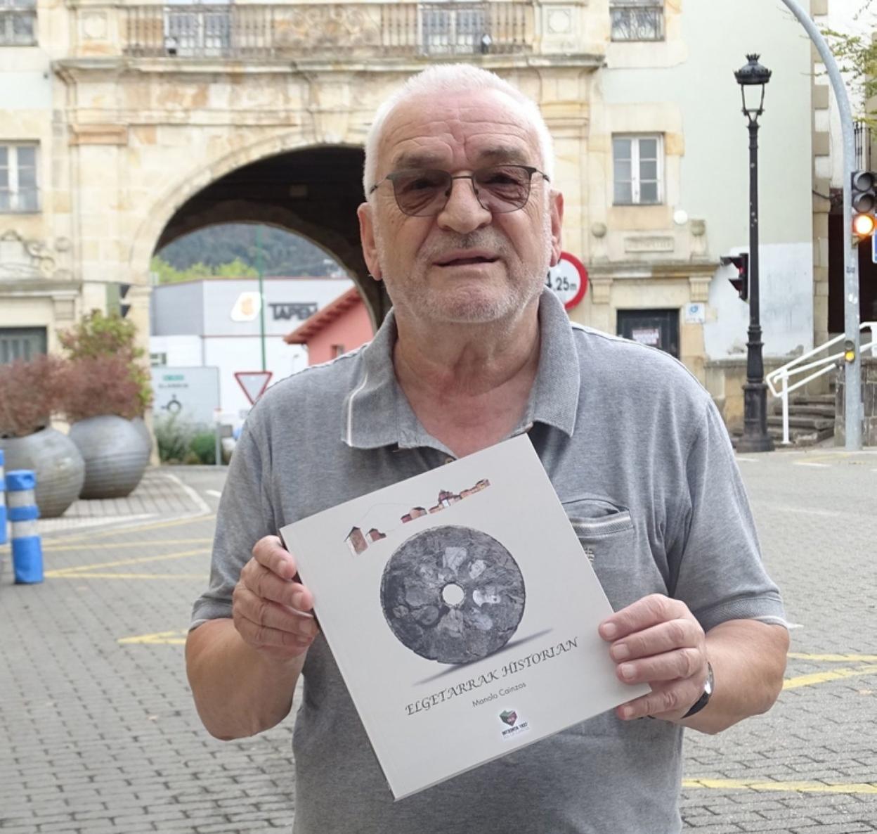 Manolo Cainzos con el nuevo título entre sus manos