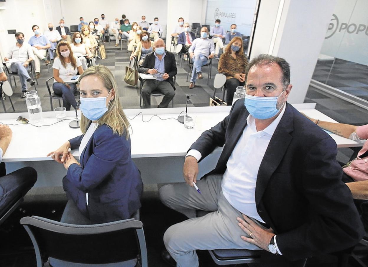Amaya Fernández y Carlos Iturgaiz, en la reunión de la ejecutiva regional del PP vasco, en julio. 