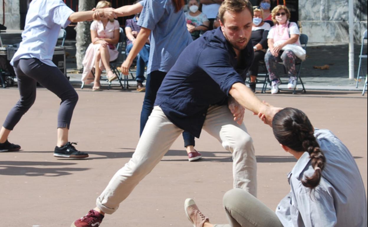 Los bailarines de Dantzaz Konpainia, durante su actuación el domingo en Errreboteko plaza. 