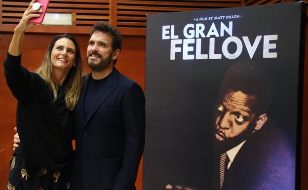 Matta Dillon posa junto a una admiradora en la sala de prensa del Kursaal. 