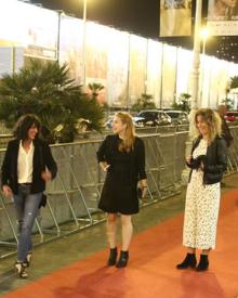 Imagen secundaria 2 - Maskaren atzean, Jon Maya eta Kukai taldeko kideak . Félix Linaresek eta 'La noche de...' saioak omenalditxoa jaso zuten. Antzokira sartu aurretik ere komeni da distantzia gordetzea.