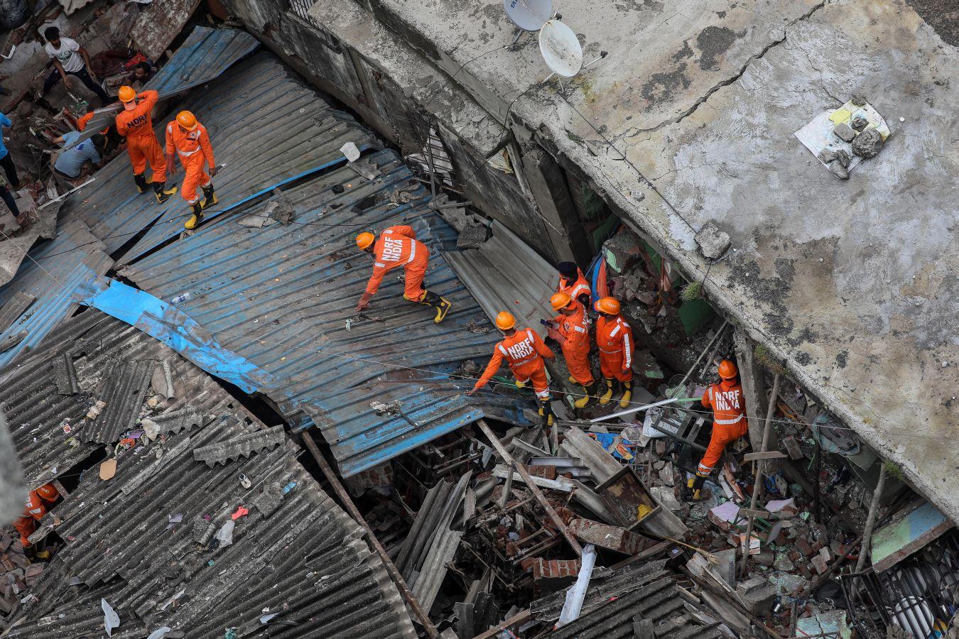 En la localidad de Bhiwandi, cercana a la ciudad de Bombay, en la India, un edificio colapsó, ocasionando la muerte de al menos 10 personas mientras que otras 20 permanecen entre los escombros. Entre los fallecidos hay siete menores y tres adultos. La edificación residencial de tres plantas de altura se derrumbó durante la madrugada.