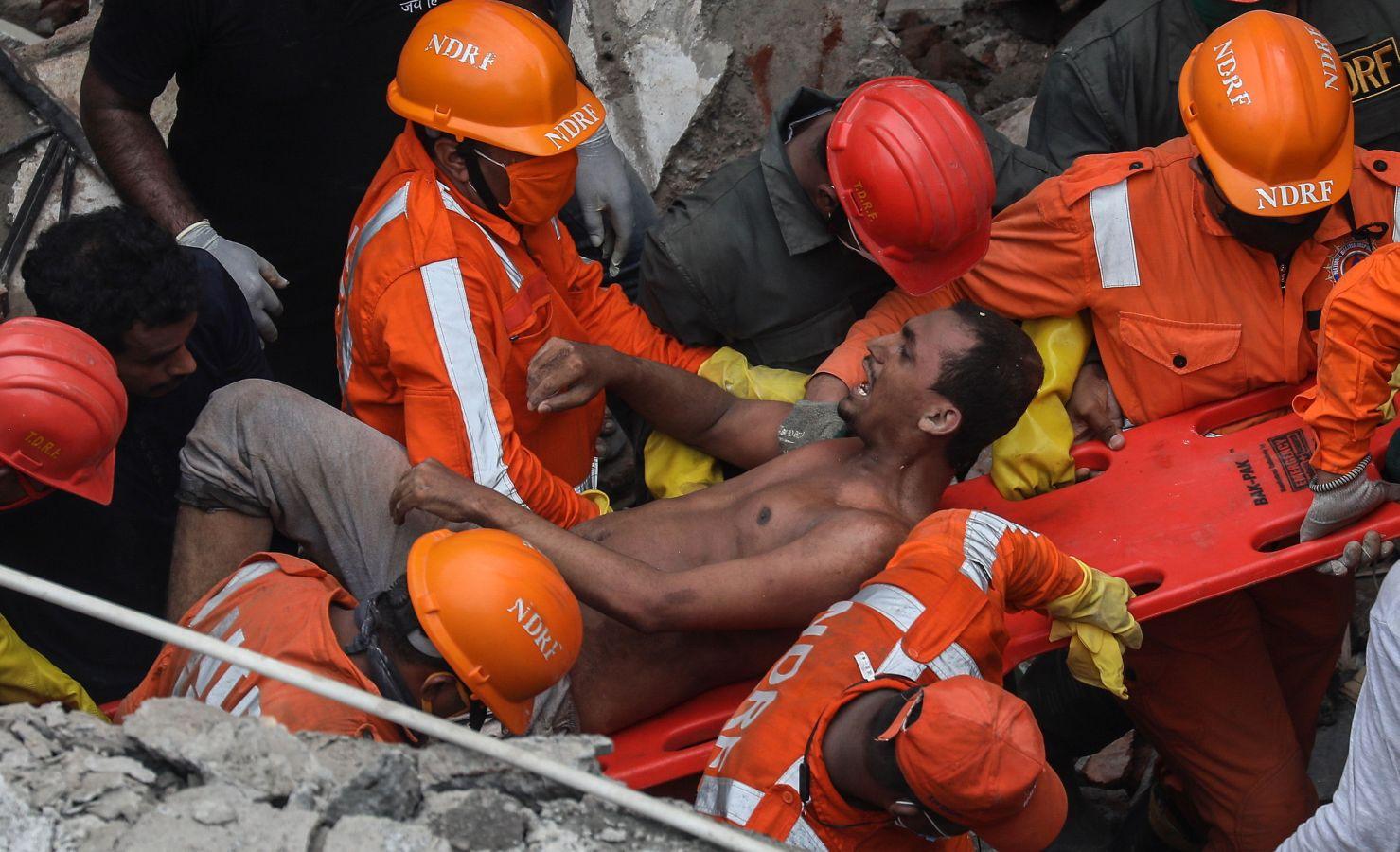 En la localidad de Bhiwandi, cercana a la ciudad de Bombay, en la India, un edificio colapsó, ocasionando la muerte de al menos 10 personas mientras que otras 20 permanecen entre los escombros. Entre los fallecidos hay siete menores y tres adultos. La edificación residencial de tres plantas de altura se derrumbó durante la madrugada.