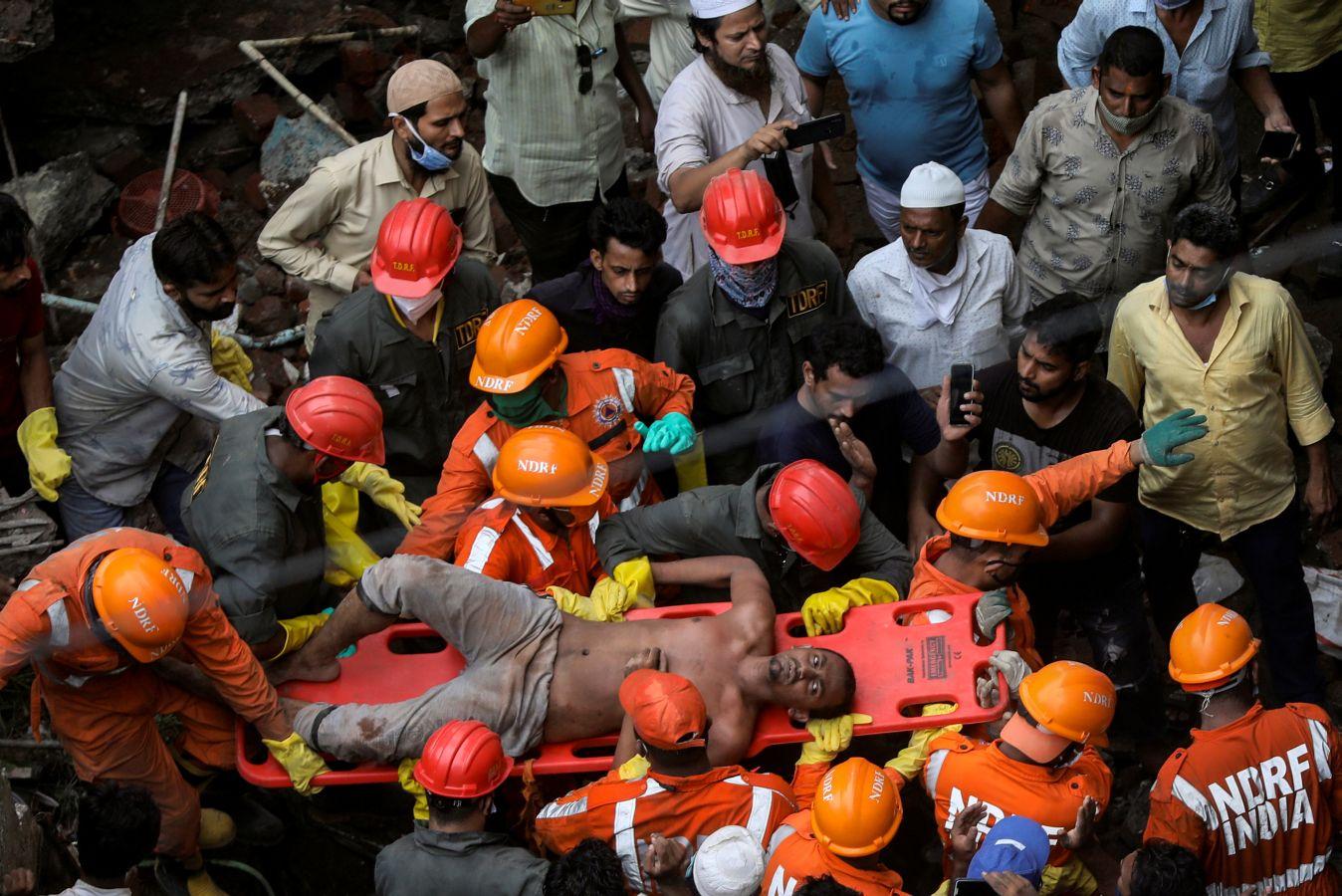 En la localidad de Bhiwandi, cercana a la ciudad de Bombay, en la India, un edificio colapsó, ocasionando la muerte de al menos 10 personas mientras que otras 20 permanecen entre los escombros. Entre los fallecidos hay siete menores y tres adultos. La edificación residencial de tres plantas de altura se derrumbó durante la madrugada.