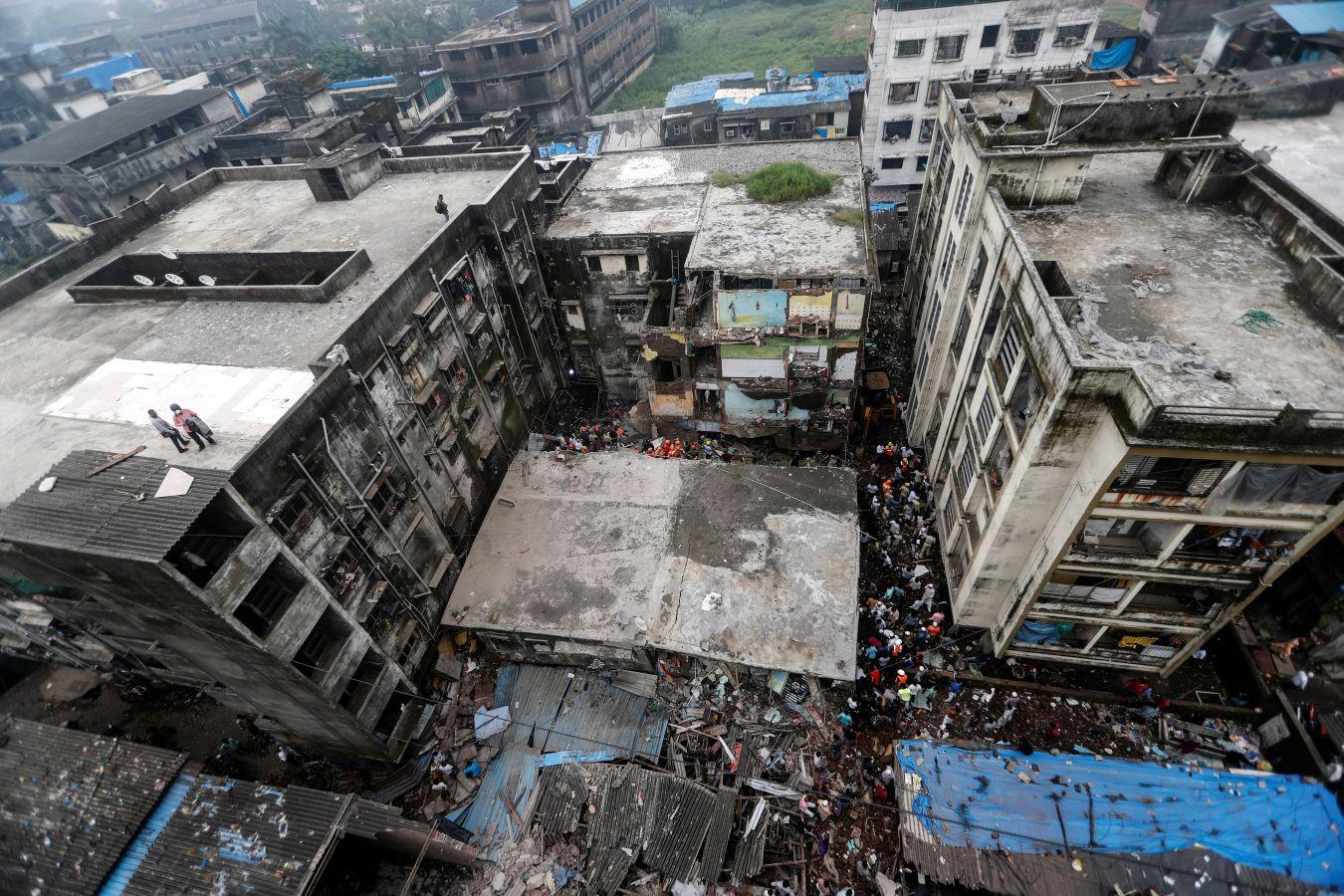 En la localidad de Bhiwandi, cercana a la ciudad de Bombay, en la India, un edificio colapsó, ocasionando la muerte de al menos 10 personas mientras que otras 20 permanecen entre los escombros. Entre los fallecidos hay siete menores y tres adultos. La edificación residencial de tres plantas de altura se derrumbó durante la madrugada.