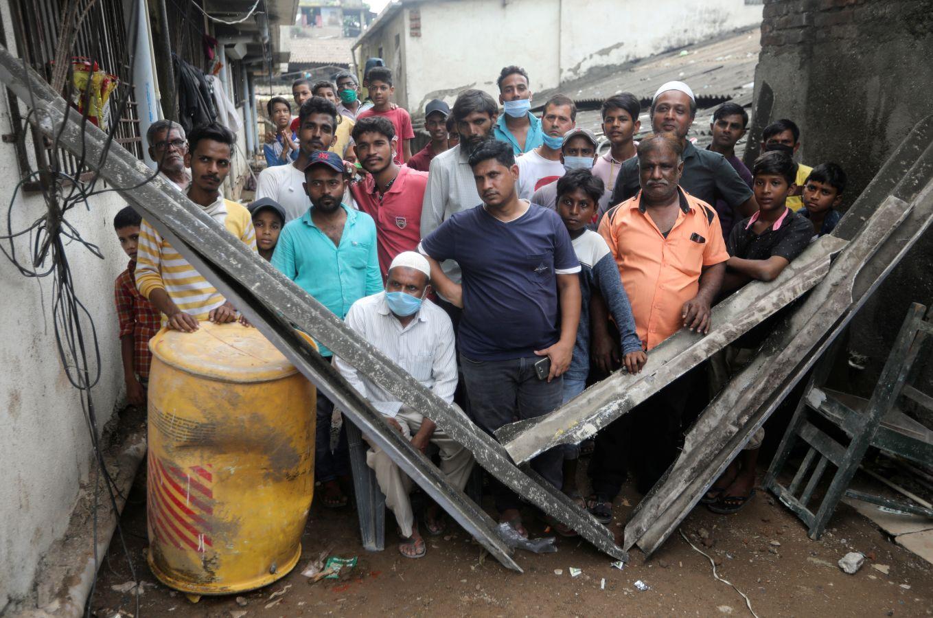 En la localidad de Bhiwandi, cercana a la ciudad de Bombay, en la India, un edificio colapsó, ocasionando la muerte de al menos 10 personas mientras que otras 20 permanecen entre los escombros. Entre los fallecidos hay siete menores y tres adultos. La edificación residencial de tres plantas de altura se derrumbó durante la madrugada.