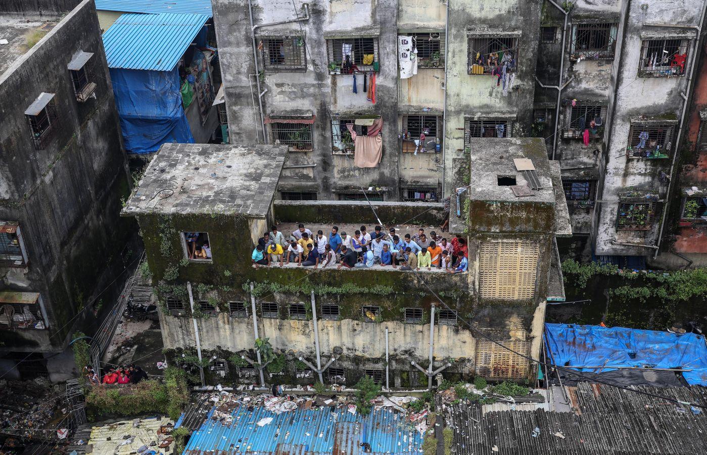 En la localidad de Bhiwandi, cercana a la ciudad de Bombay, en la India, un edificio colapsó, ocasionando la muerte de al menos 10 personas mientras que otras 20 permanecen entre los escombros. Entre los fallecidos hay siete menores y tres adultos. La edificación residencial de tres plantas de altura se derrumbó durante la madrugada.