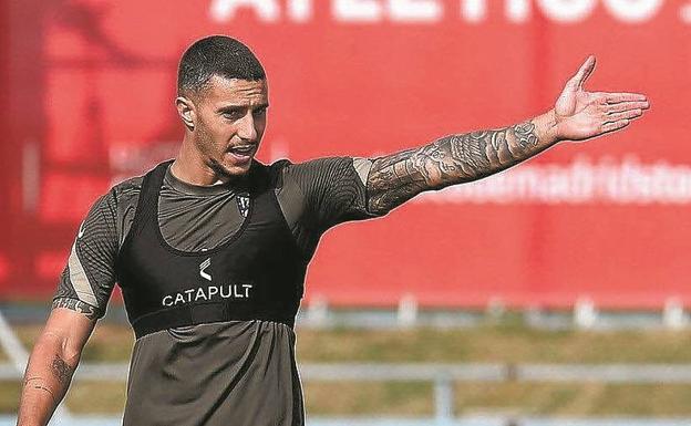 La Real se ha fijado en Hermoso, en la imagen con el Atlético, un fichaje difícil.
