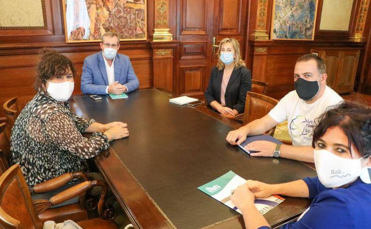 El diputado general, Markel Olano, junto a representantes de Kilometroak.