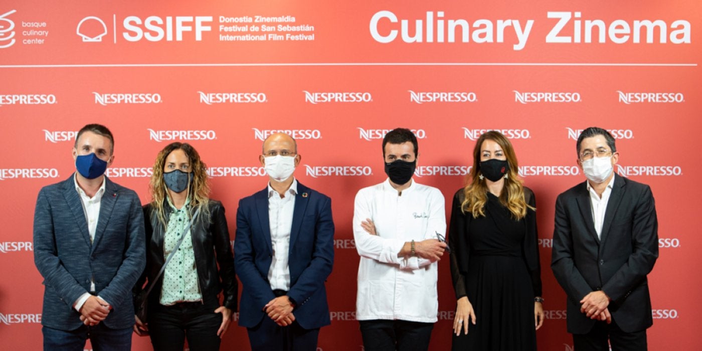 El valenciano Ricard Camarena con el equipo de su película y otros invitados posan antes de 'su' cena del martes en el BCC con Joxe Mari Aizega.