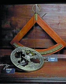 Imagen secundaria 2 - Arriba: Muestras de algunas de las provisiones que se cargaron en las naves. A la izquierda: Panel que explica el motín contra Magallanes que tuvo lugar en la Patagonia. A la derecha: El testamento de Elcano, redactado por Miguel de Urdaneta, es otro de los documentos de la exposición.