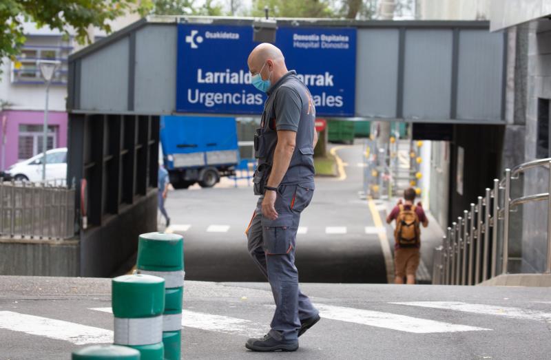 Los positivos en Euskadi caen hasta los 383 y las UCIs reducen su carga en 6 pacientes