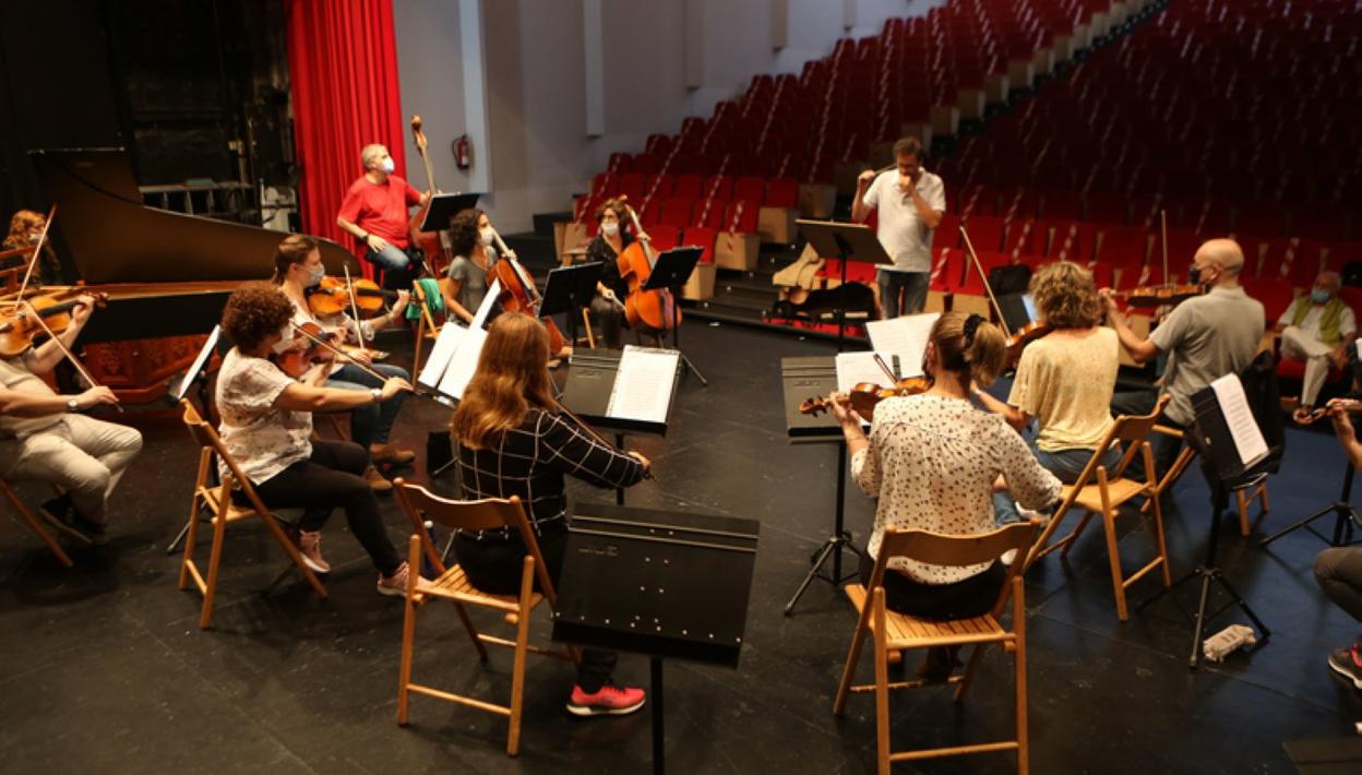 Los músicos en el ensayo general de ayer. 