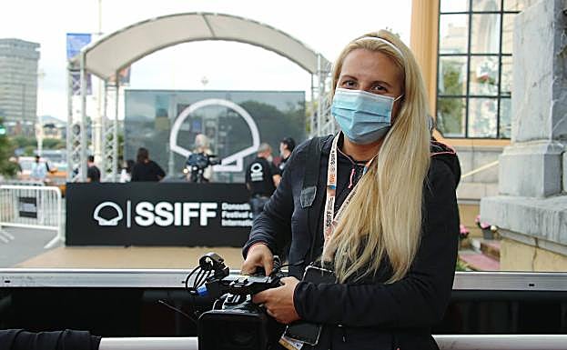 Elisabeth preparada en el hotel María Cristina para la llegada del actor Javier Cámara 