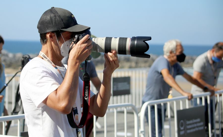 Las escaleras plegables y los taburetes candados a las vallas tras las que se colocan los medios gráficos que cubren el Festival de Cine de San Sebastián han desaparecido del paisaje. Esta edición, el acceso a las áreas delimitadas para los fotógrafos y cámaras en la entrada del hotel María Cristina, el teatro Victoria Eugenia y el Kursaal se realiza de forma ordenada y media hora antes de la llegada del famosos.