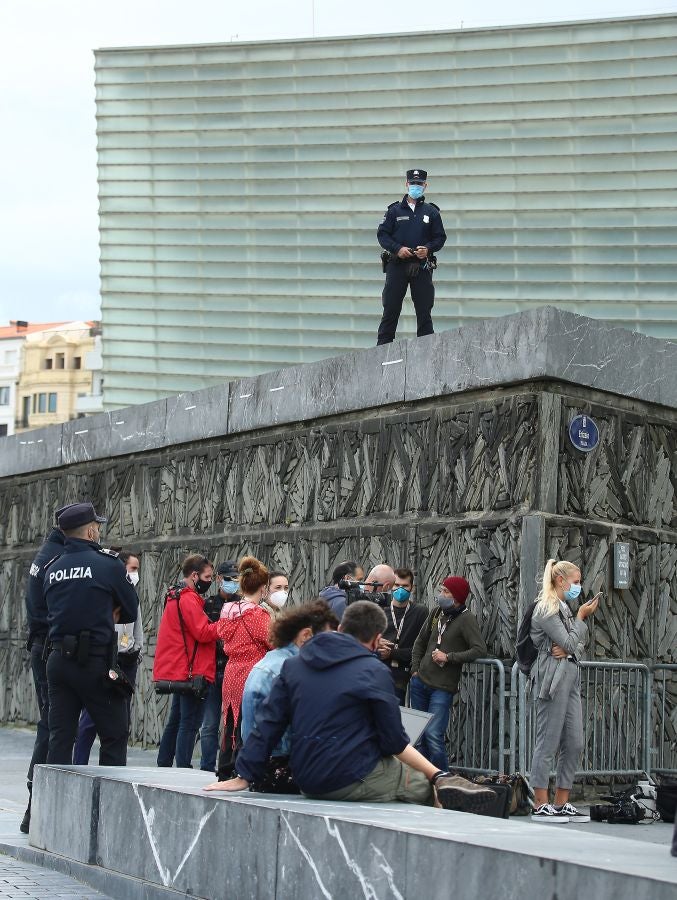 Las escaleras plegables y los taburetes candados a las vallas tras las que se colocan los medios gráficos que cubren el Festival de Cine de San Sebastián han desaparecido del paisaje. Esta edición, el acceso a las áreas delimitadas para los fotógrafos y cámaras en la entrada del hotel María Cristina, el teatro Victoria Eugenia y el Kursaal se realiza de forma ordenada y media hora antes de la llegada del famosos.
