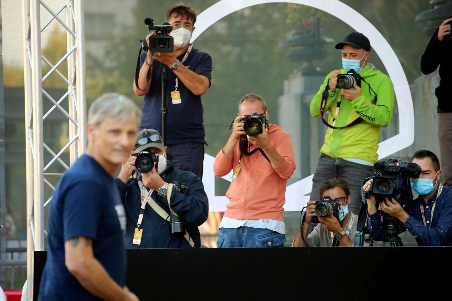 Las escaleras plegables y los taburetes candados a las vallas tras las que se colocan los medios gráficos que cubren el Festival de Cine de San Sebastián han desaparecido del paisaje. Esta edición, el acceso a las áreas delimitadas para los fotógrafos y cámaras en la entrada del hotel María Cristina, el teatro Victoria Eugenia y el Kursaal se realiza de forma ordenada y media hora antes de la llegada del famosos.