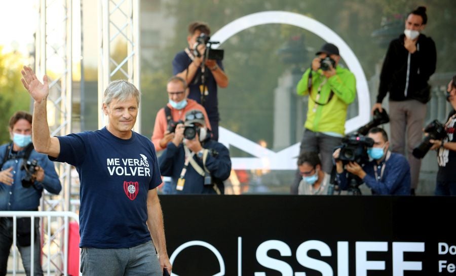 Las escaleras plegables y los taburetes candados a las vallas tras las que se colocan los medios gráficos que cubren el Festival de Cine de San Sebastián han desaparecido del paisaje. Esta edición, el acceso a las áreas delimitadas para los fotógrafos y cámaras en la entrada del hotel María Cristina, el teatro Victoria Eugenia y el Kursaal se realiza de forma ordenada y media hora antes de la llegada del famosos.