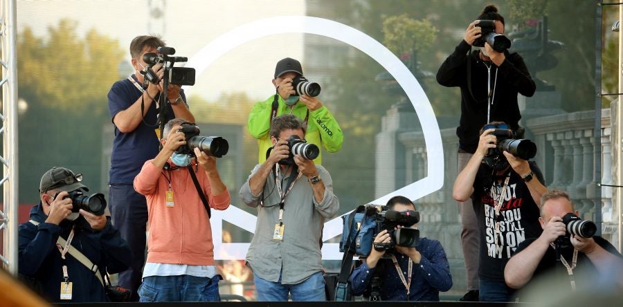 Las escaleras plegables y los taburetes candados a las vallas tras las que se colocan los medios gráficos que cubren el Festival de Cine de San Sebastián han desaparecido del paisaje. Esta edición, el acceso a las áreas delimitadas para los fotógrafos y cámaras en la entrada del hotel María Cristina, el teatro Victoria Eugenia y el Kursaal se realiza de forma ordenada y media hora antes de la llegada del famosos.