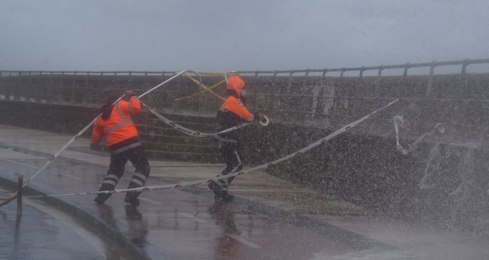 El fuerte oleaje ha azotado con fuerza la costa guipuzcoana en una jornada desapacible en la que 'Odette' no ha provocado incidencias destacables. 