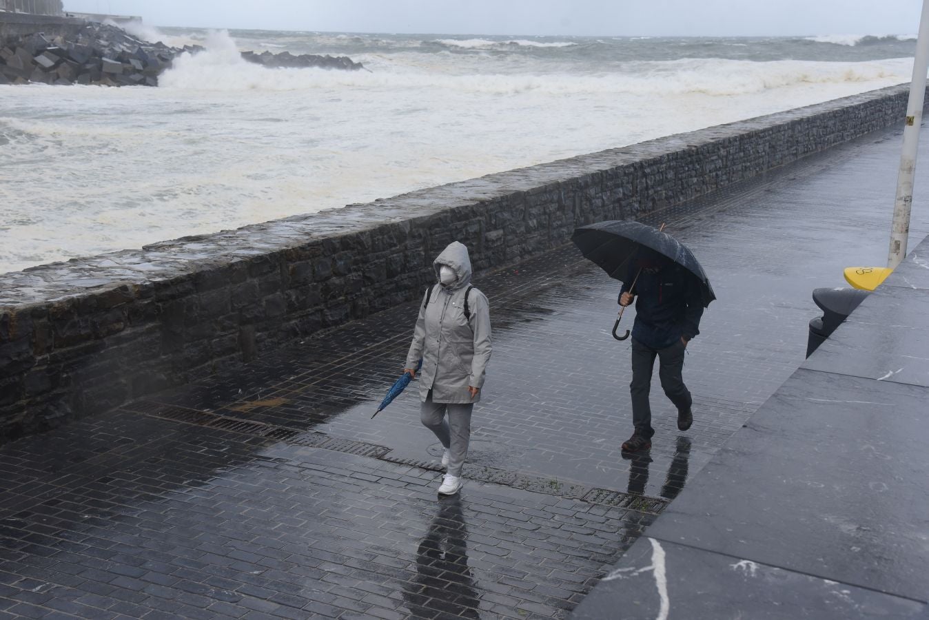 El fuerte oleaje ha azotado con fuerza la costa guipuzcoana en una jornada desapacible en la que 'Odette' no ha provocado incidencias destacables. 