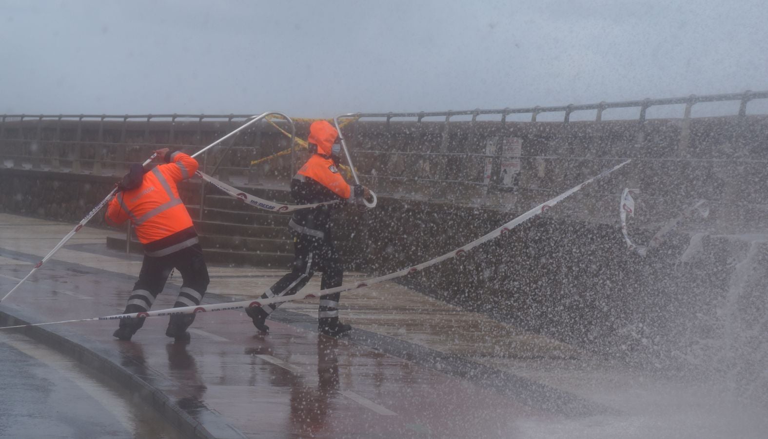 El fuerte oleaje ha azotado con fuerza la costa guipuzcoana en una jornada desapacible en la que 'Odette' no ha provocado incidencias destacables. 