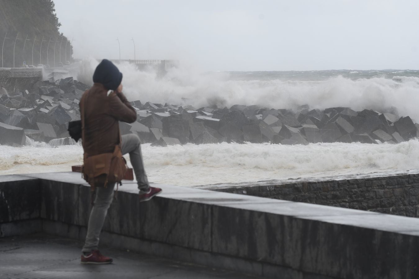 El fuerte oleaje ha azotado con fuerza la costa guipuzcoana en una jornada desapacible en la que 'Odette' no ha provocado incidencias destacables. 