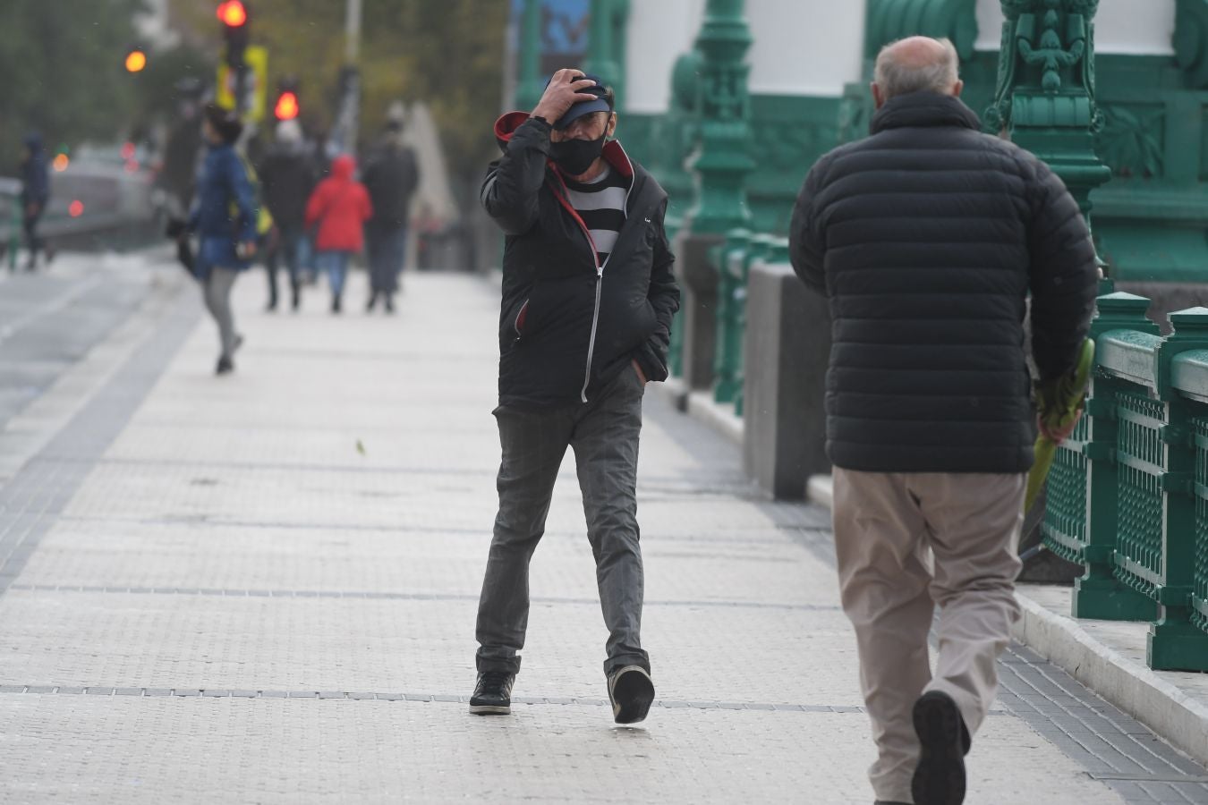 El fuerte oleaje ha azotado con fuerza la costa guipuzcoana en una jornada desapacible en la que 'Odette' no ha provocado incidencias destacables. 