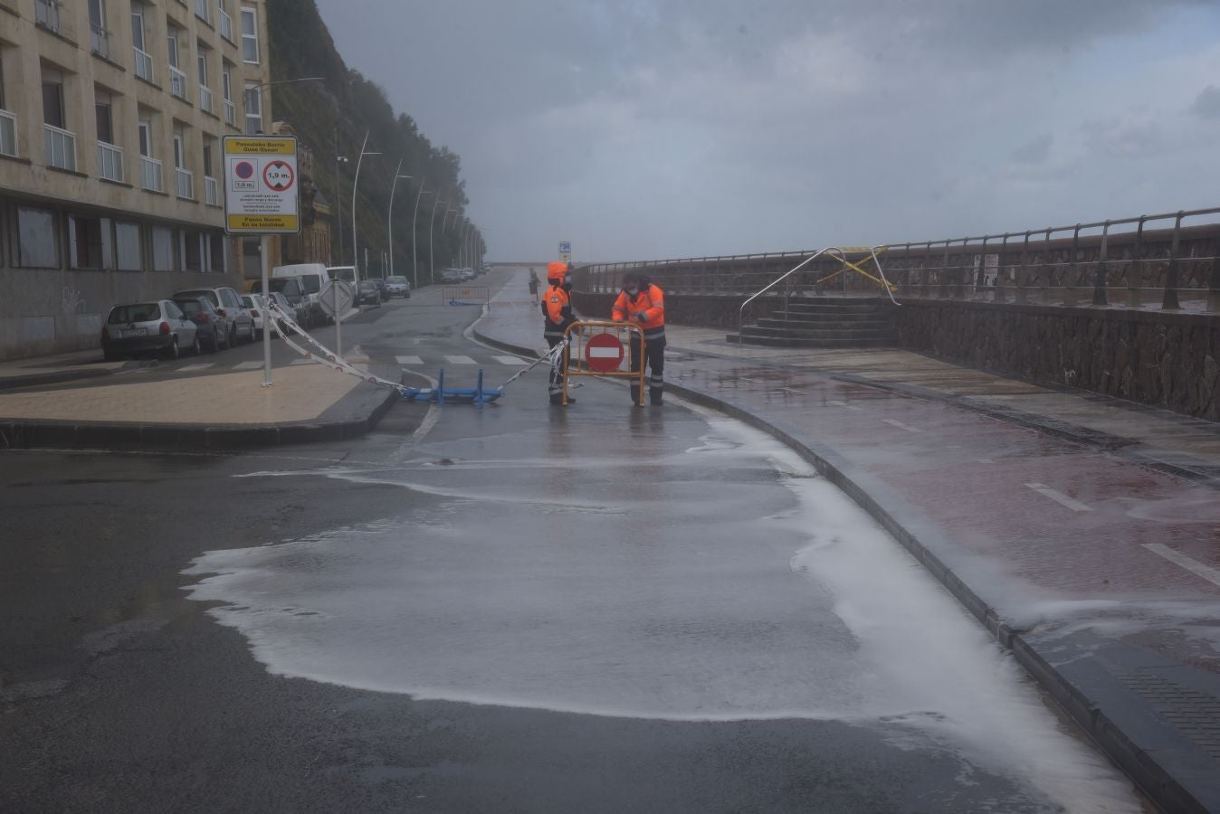 El fuerte oleaje ha azotado con fuerza la costa guipuzcoana en una jornada desapacible en la que 'Odette' no ha provocado incidencias destacables. 