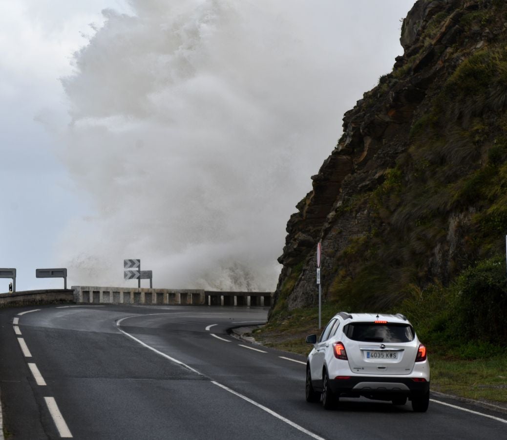 El fuerte oleaje ha azotado con fuerza la costa guipuzcoana en una jornada desapacible en la que 'Odette' no ha provocado incidencias destacables. 