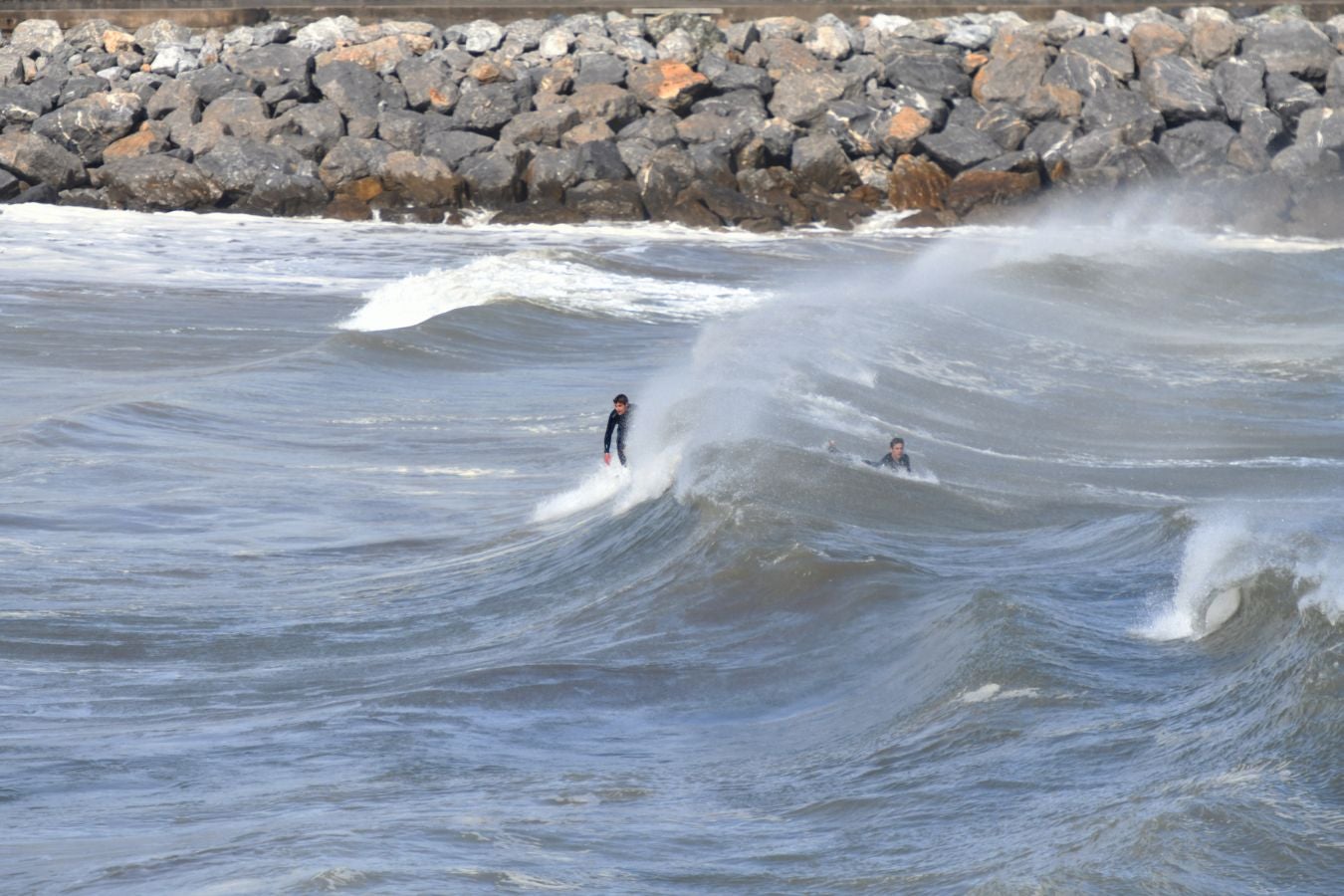 El fuerte oleaje ha azotado con fuerza la costa guipuzcoana en una jornada desapacible en la que 'Odette' no ha provocado incidencias destacables. 