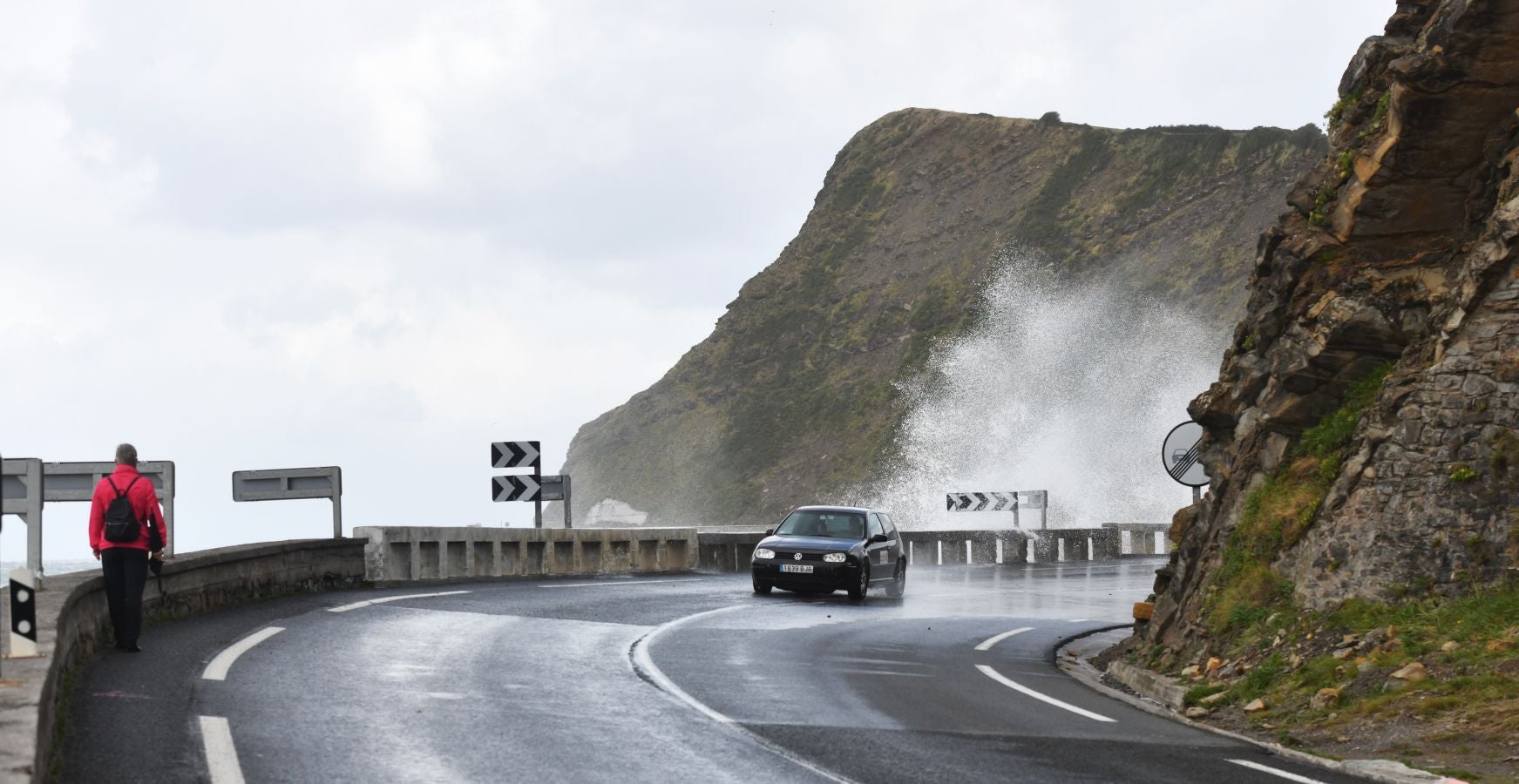 El fuerte oleaje ha azotado con fuerza la costa guipuzcoana en una jornada desapacible en la que 'Odette' no ha provocado incidencias destacables. 