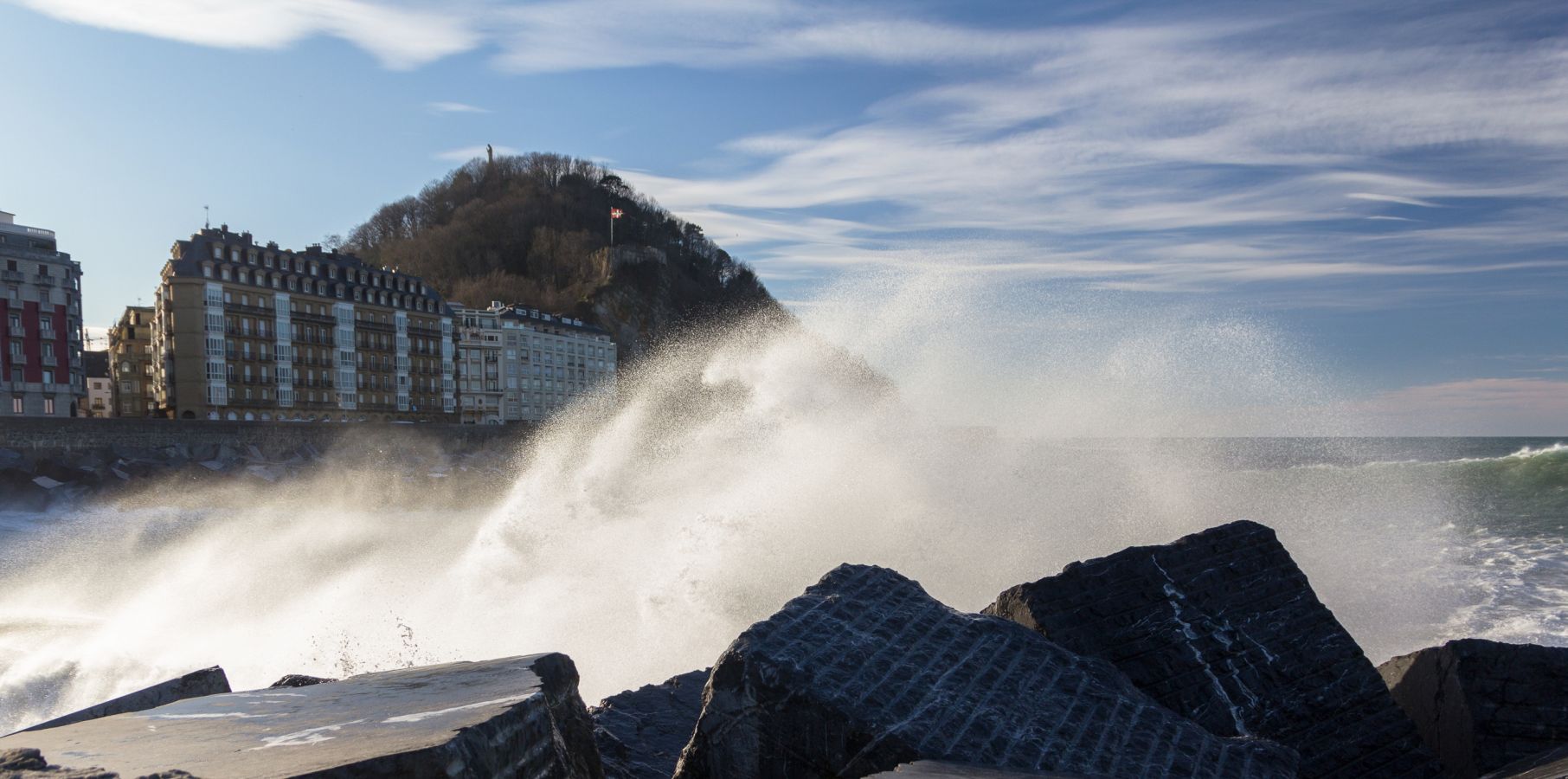 El fuerte oleaje ha azotado con fuerza la costa guipuzcoana en una jornada desapacible en la que 'Odette' no ha provocado incidencias destacables. 