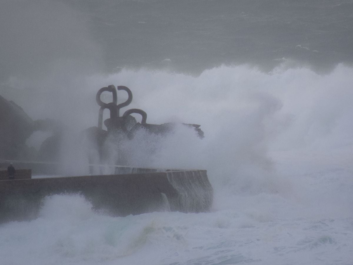 El fuerte oleaje ha azotado con fuerza la costa guipuzcoana en una jornada desapacible en la que 'Odette' no ha provocado incidencias destacables. 