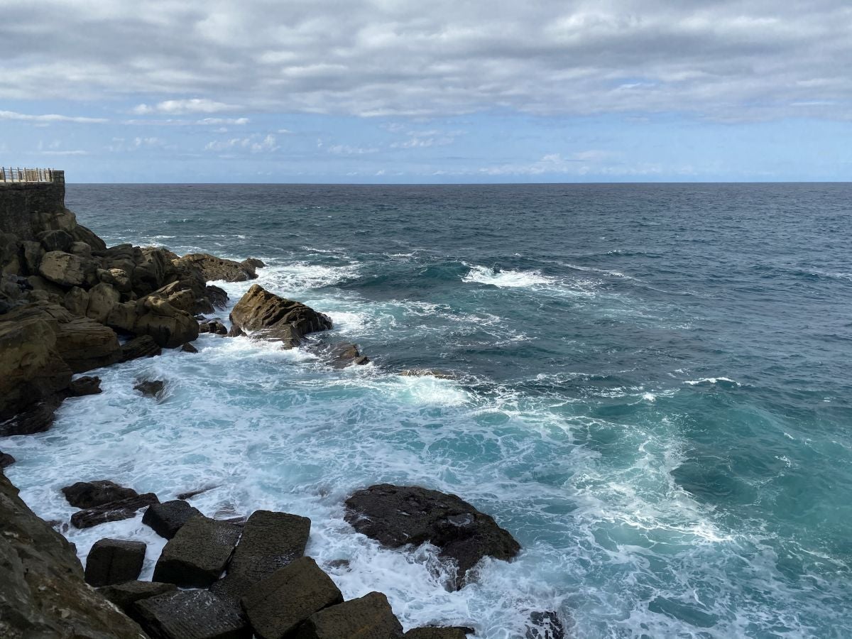 El fuerte oleaje ha azotado con fuerza la costa guipuzcoana en una jornada desapacible en la que 'Odette' no ha provocado incidencias destacables. 
