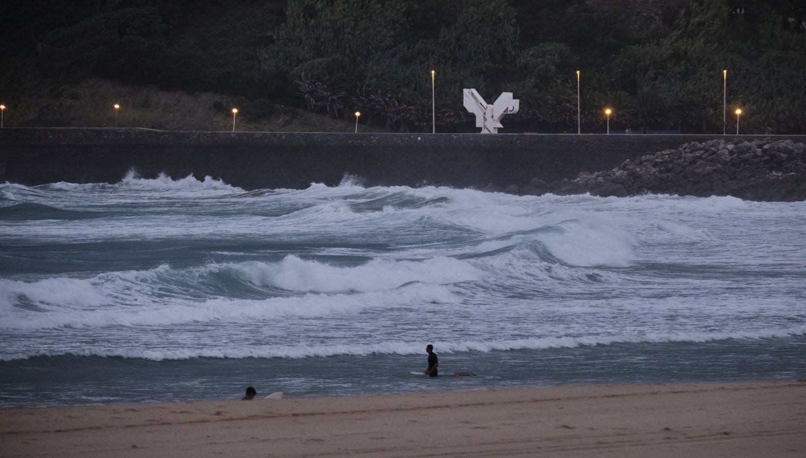 El fuerte oleaje ha azotado con fuerza la costa guipuzcoana en una jornada desapacible en la que 'Odette' no ha provocado incidencias destacables. 