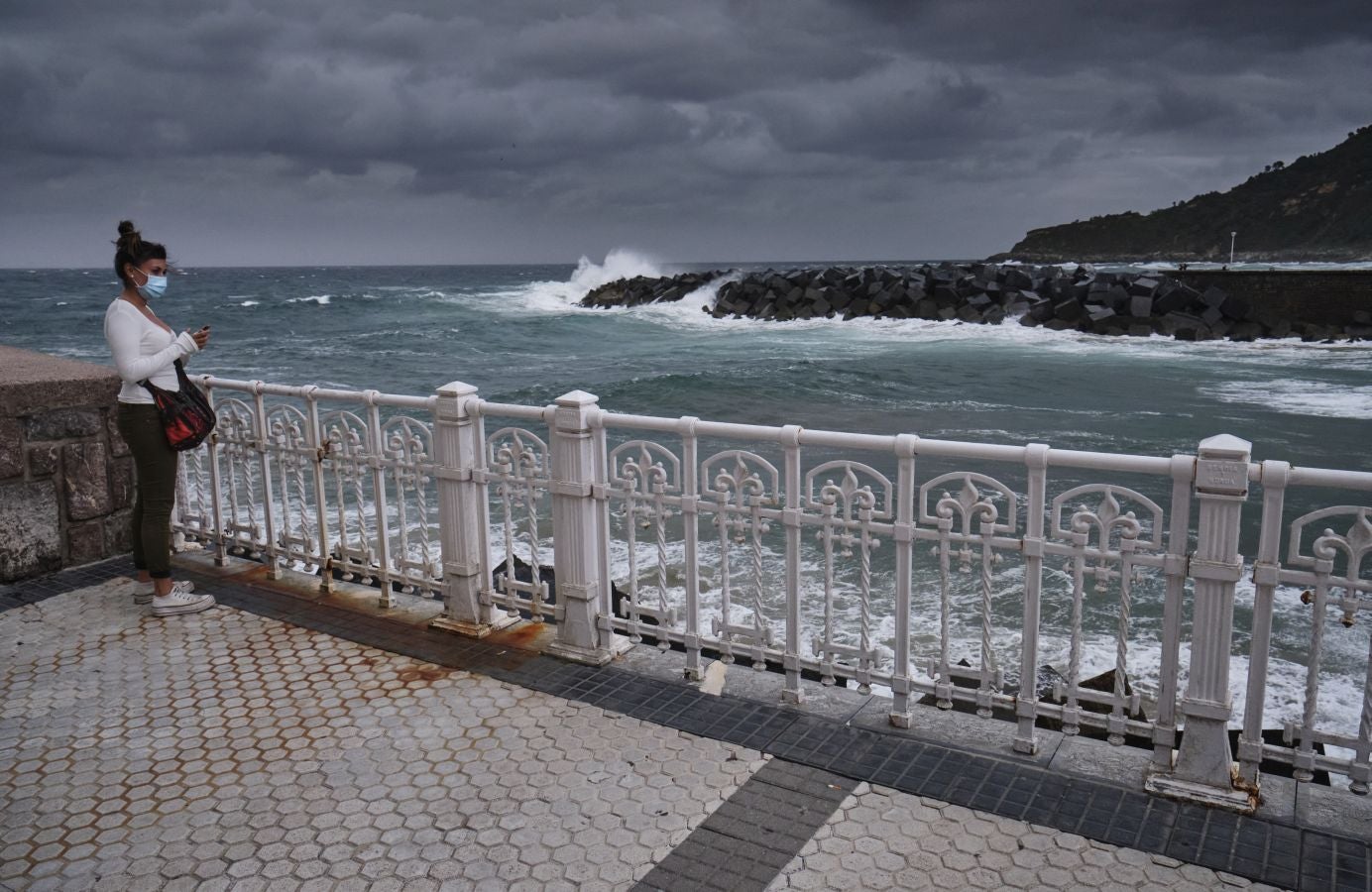 El fuerte oleaje ha azotado con fuerza la costa guipuzcoana en una jornada desapacible en la que 'Odette' no ha provocado incidencias destacables. 