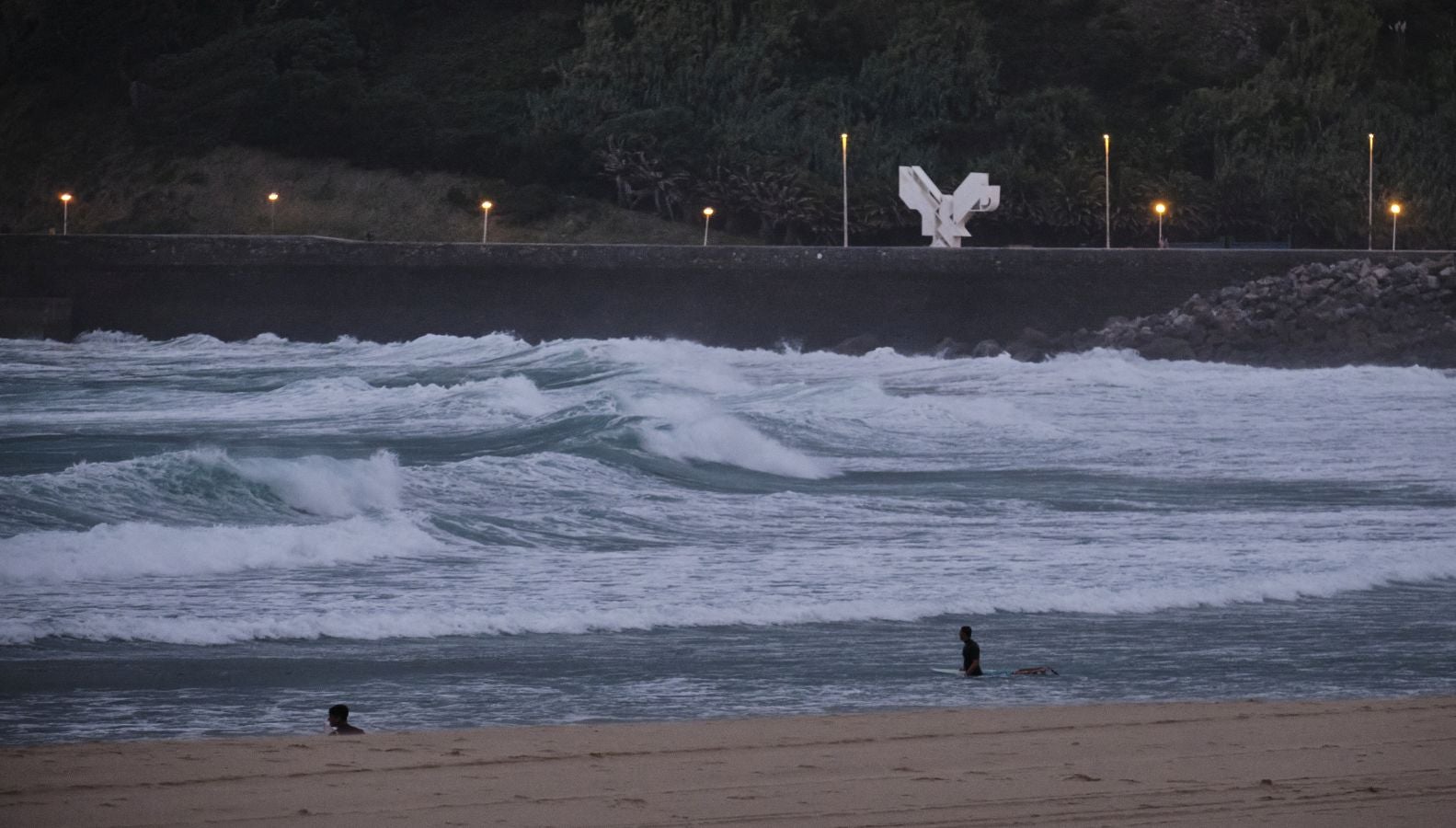 El fuerte oleaje ha azotado con fuerza la costa guipuzcoana en una jornada desapacible en la que 'Odette' no ha provocado incidencias destacables. 