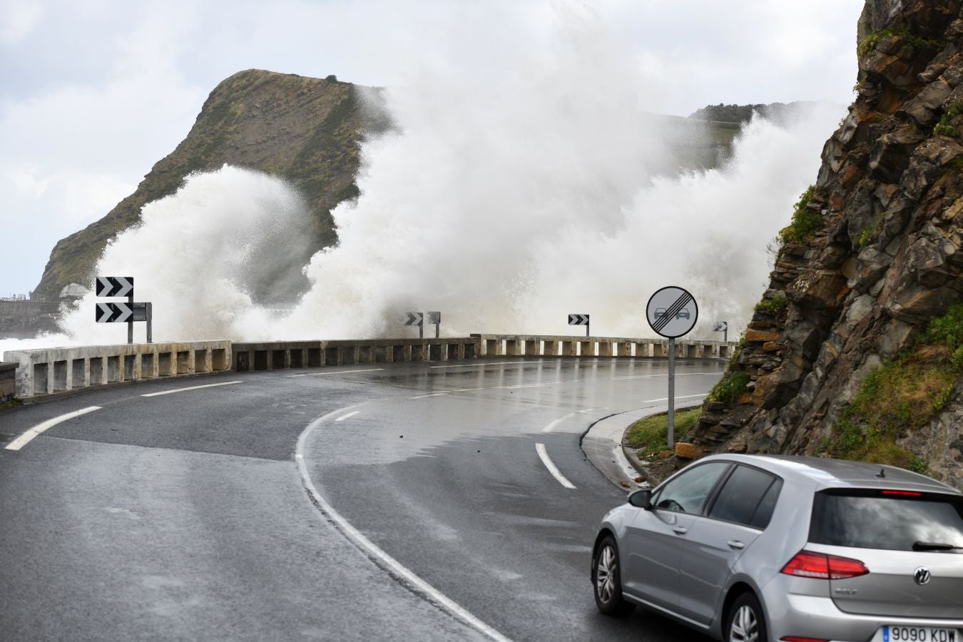 El fuerte oleaje ha azotado con fuerza la costa guipuzcoana en una jornada desapacible en la que 'Odette' no ha provocado incidencias destacables. 