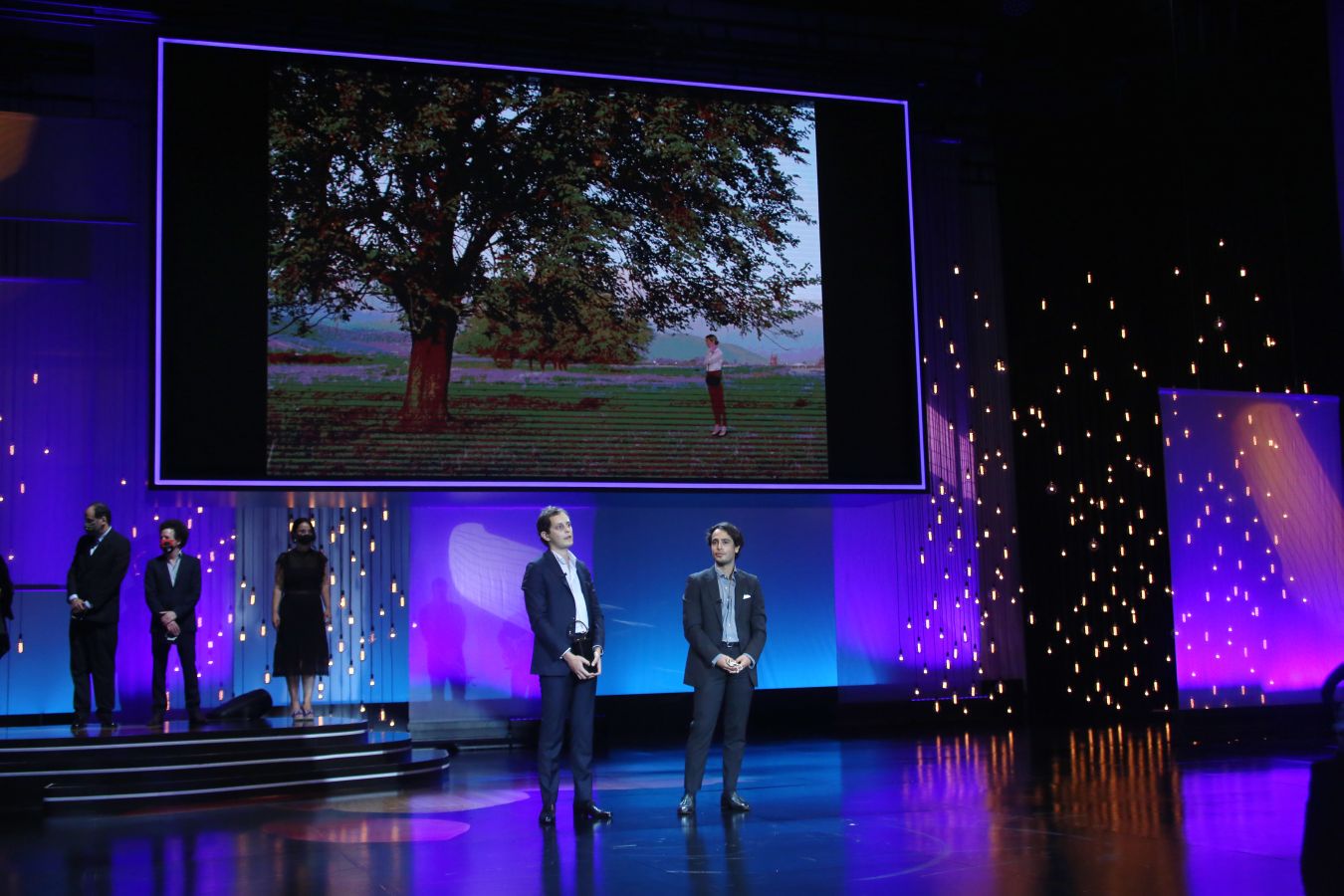 La 68 edición del Zinemaldia ha echado el cierra este sábado con la entrega del palmarés donde ha arrasado la película georgiana 'Beginning'. Muchos de los galardonados no ha podido recoger sus premios debido a la pandemia