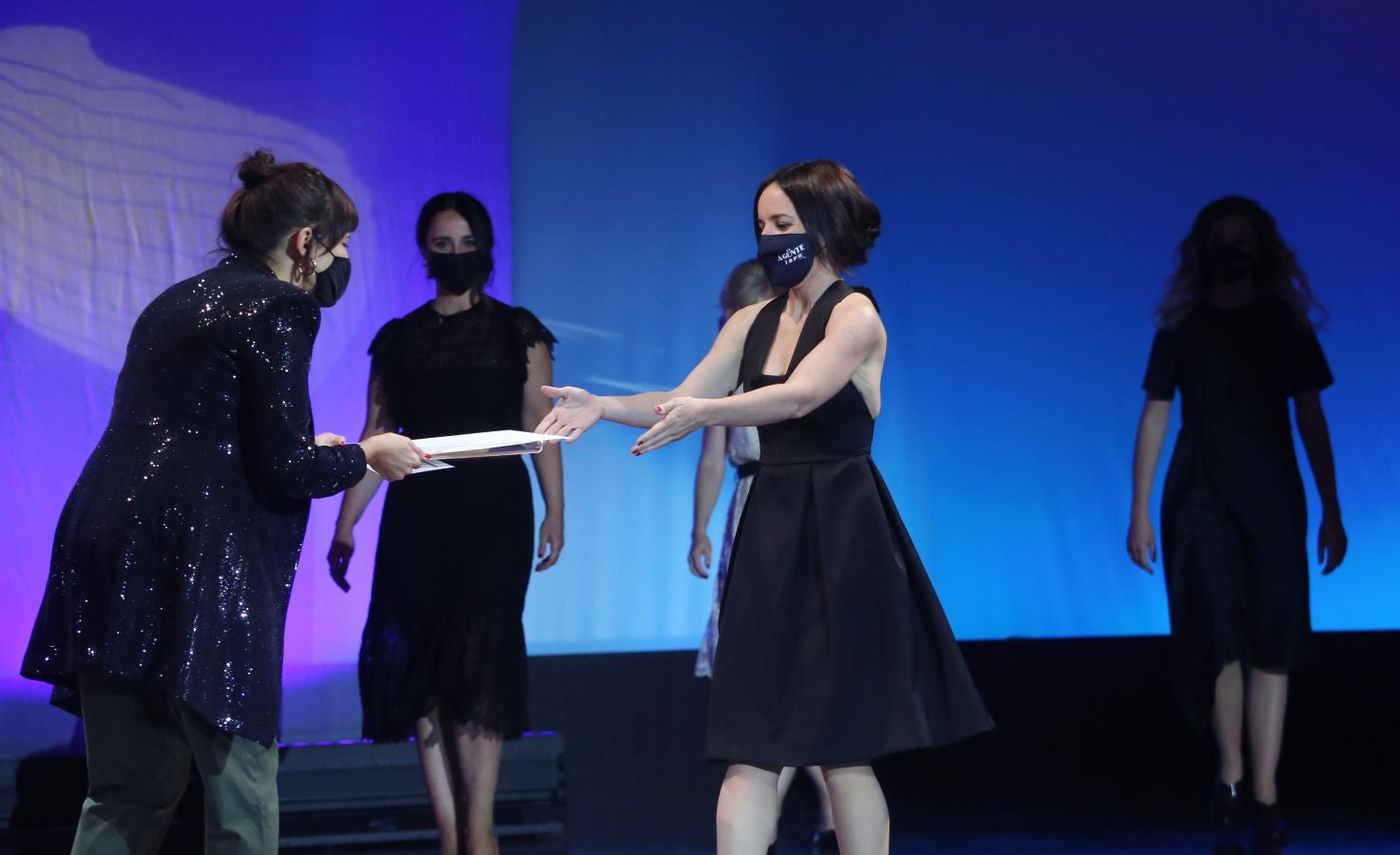 La 68 edición del Zinemaldia ha echado el cierra este sábado con la entrega del palmarés donde ha arrasado la película georgiana 'Beginning'. Muchos de los galardonados no ha podido recoger sus premios debido a la pandemia