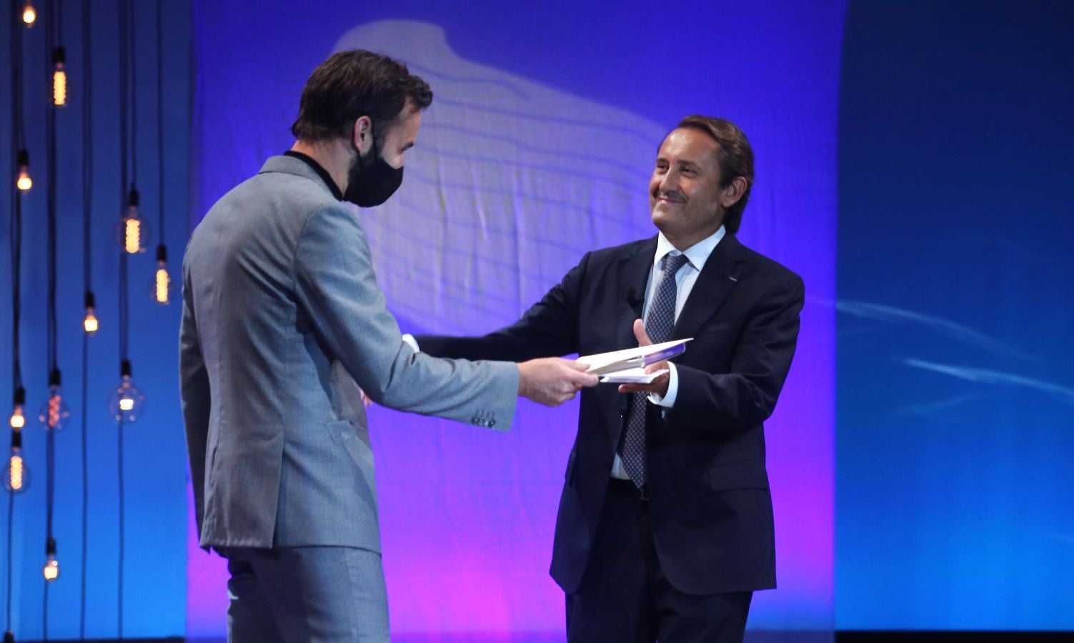 La 68 edición del Zinemaldia ha echado el cierra este sábado con la entrega del palmarés donde ha arrasado la película georgiana 'Beginning'. Muchos de los galardonados no ha podido recoger sus premios debido a la pandemia