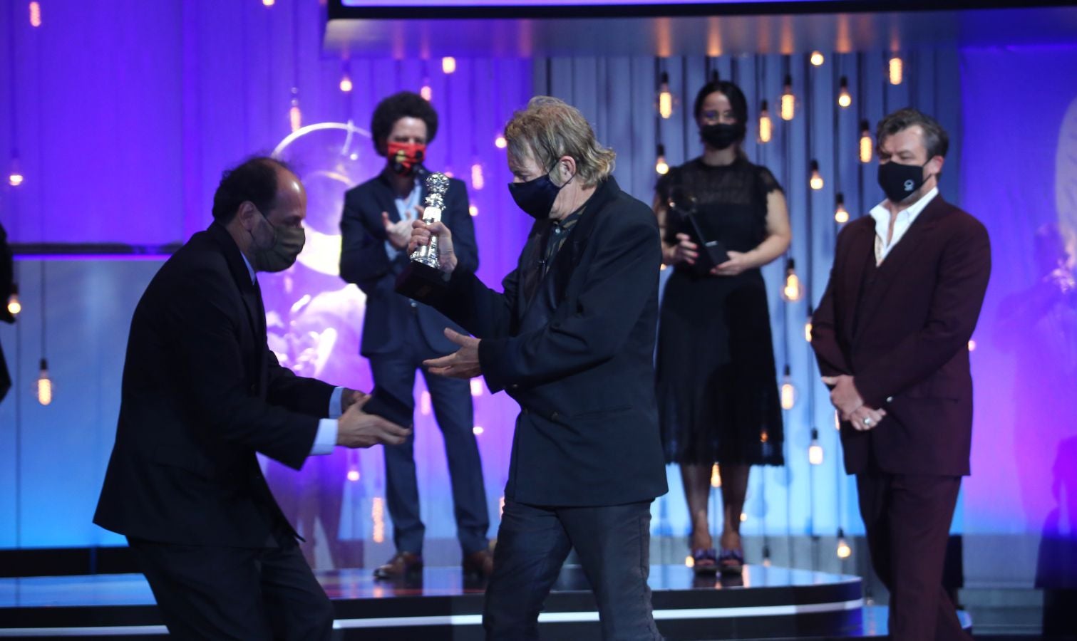 La 68 edición del Zinemaldia ha echado el cierra este sábado con la entrega del palmarés donde ha arrasado la película georgiana 'Beginning'. Muchos de los galardonados no ha podido recoger sus premios debido a la pandemia