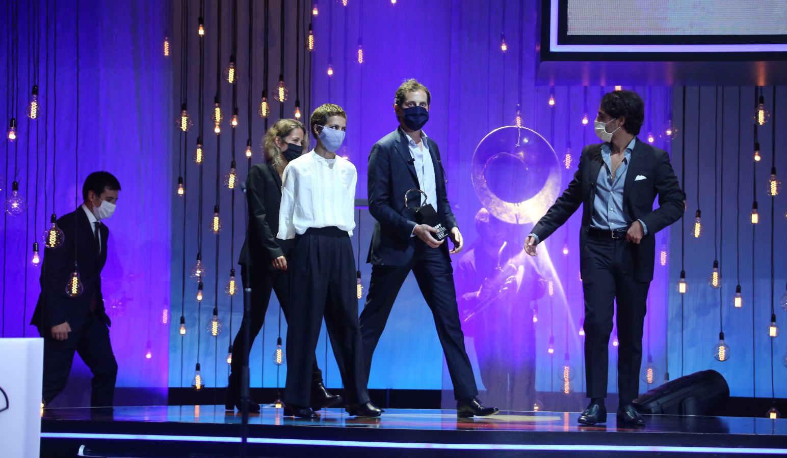 La 68 edición del Zinemaldia ha echado el cierra este sábado con la entrega del palmarés donde ha arrasado la película georgiana 'Beginning'. Muchos de los galardonados no ha podido recoger sus premios debido a la pandemia