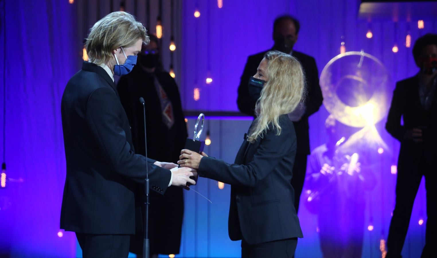 La 68 edición del Zinemaldia ha echado el cierra este sábado con la entrega del palmarés donde ha arrasado la película georgiana 'Beginning'. Muchos de los galardonados no ha podido recoger sus premios debido a la pandemia