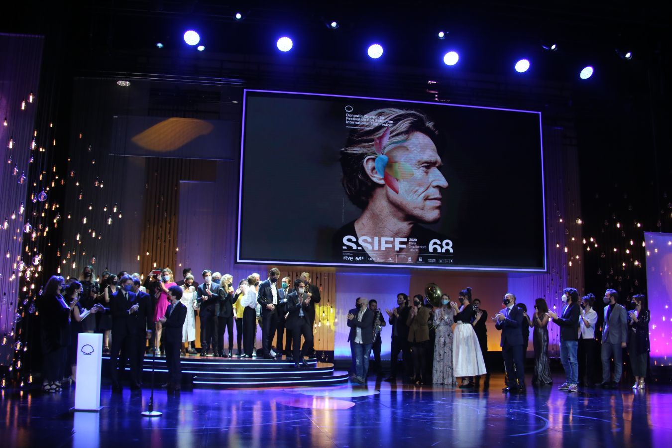 La 68 edición del Zinemaldia ha echado el cierra este sábado con la entrega del palmarés donde ha arrasado la película georgiana 'Beginning'. Muchos de los galardonados no ha podido recoger sus premios debido a la pandemia