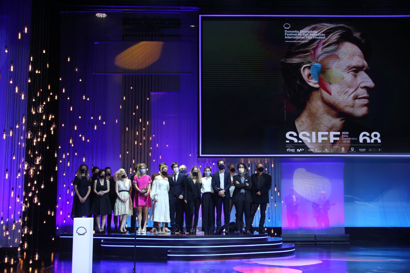 La 68 edición del Zinemaldia ha echado el cierra este sábado con la entrega del palmarés donde ha arrasado la película georgiana 'Beginning'. Muchos de los galardonados no ha podido recoger sus premios debido a la pandemia