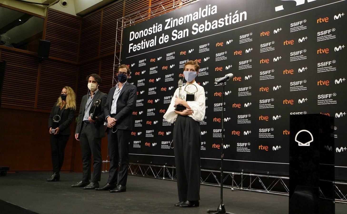 La 68 edición del Zinemaldia ha echado el cierra este sábado con la entrega del palmarés donde ha arrasado la película georgiana 'Beginning'. Muchos de los galardonados no ha podido recoger sus premios debido a la pandemia