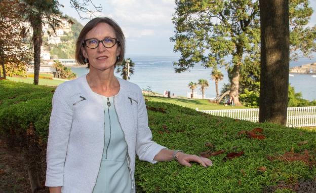 Ana Urkiza, Eusko Ikaskuntzak egoitza nagusia duen Donostiako Miramar jauregiko lorategian. 